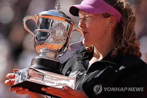 '19세 신성' 안드레예바, 프랑스오픈 최연소 여왕 등극!