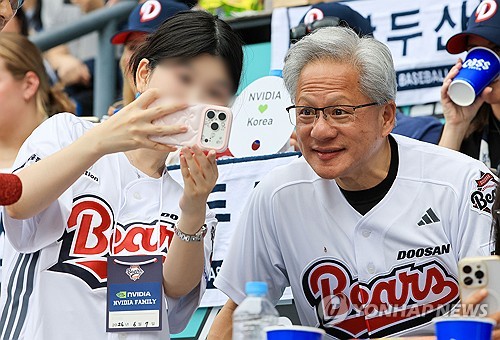 AI 거두 젠슨 황, 잠실 '폭투 시구' 후 '케이팝 댄스'…반전 매력 폭발